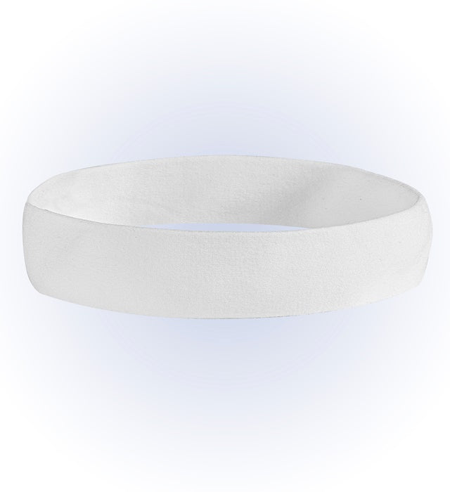 Weisses elastisches Stirnband auf weissem Hintergrund