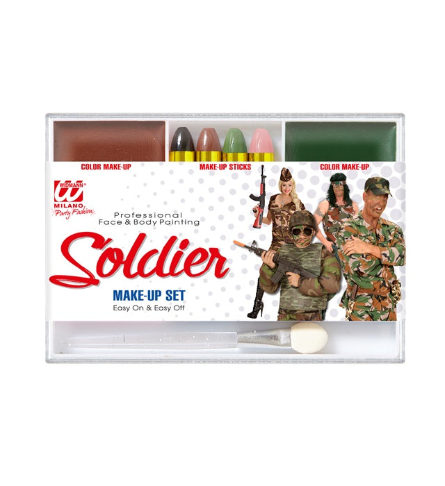 Soldaten Make-up Set mit Schminkstiften, braunem und grünem Make-up sowie Pinsel auf weissem Hintergrund