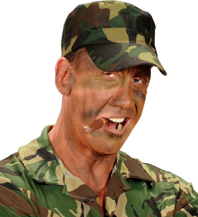 Soldaten Make-up Set mit Schminkstiften, braunem und grünem Make-up sowie Pinsel auf weissem Hintergrund