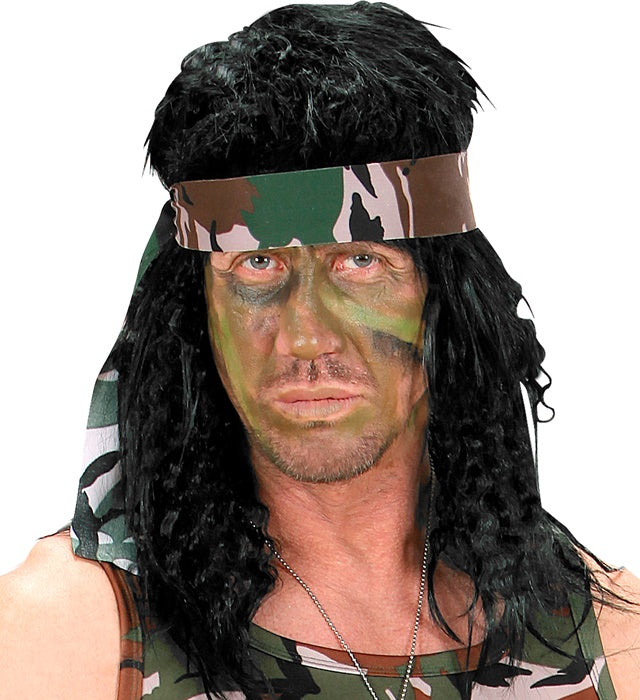 Soldaten Make-up Set mit Schminkstiften, braunem und grünem Make-up sowie Pinsel auf weissem Hintergrund