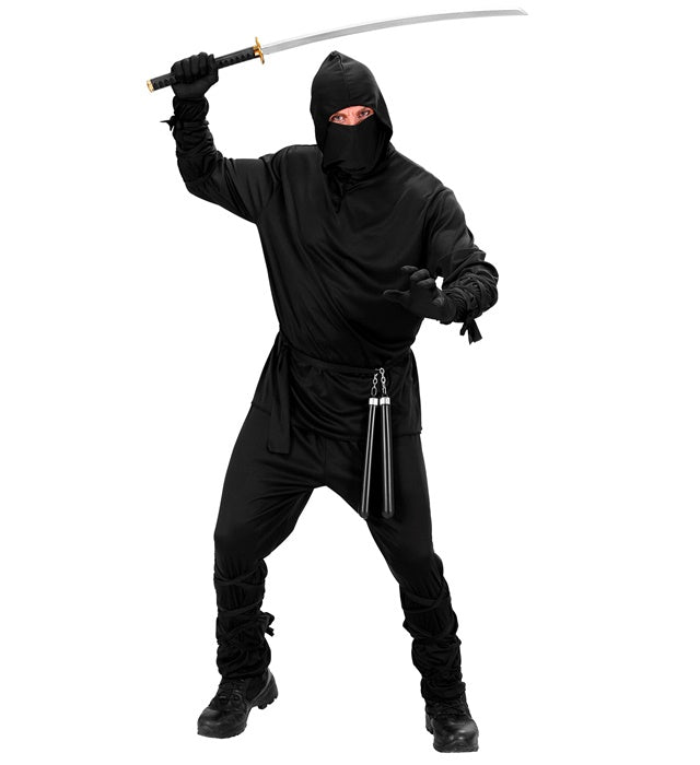 Ninja Kostüm Set mit Kapuzenoberteil, Hose, Gürtel und Maske auf neutralem Hintergrund