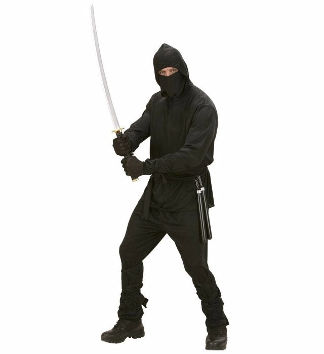 Ninja Kostüm Set mit Kapuzenoberteil, Hose, Gürtel und Maske auf neutralem Hintergrund