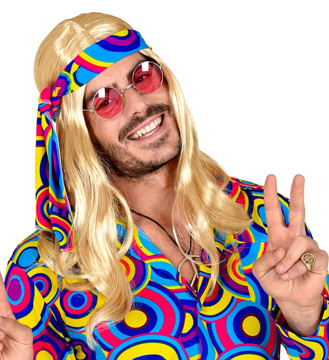 Blonde 70er Jahre Disco-Perücke mit Stirnband auf weißem Hintergrund