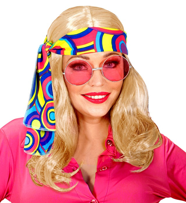 Blonde 70er Jahre Disco-Perücke mit Stirnband auf weißem Hintergrund