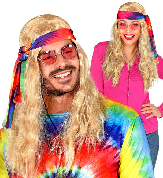 Blonde Hippieperücke mit farbigem Batik Stirnband auf weissem Hintergrund