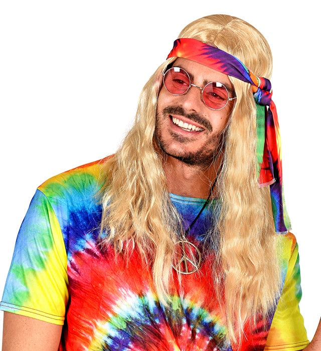 Blonde Hippieperücke mit farbigem Batik Stirnband auf weissem Hintergrund