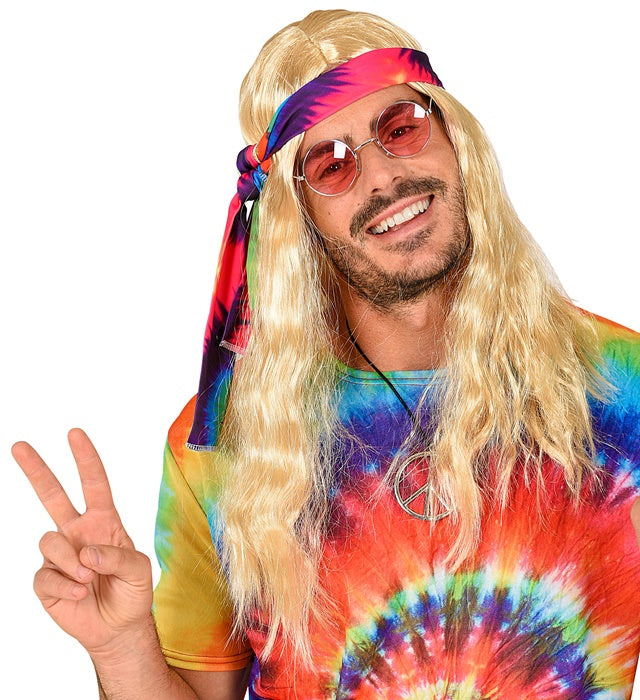 Blonde Hippieperücke mit farbigem Batik Stirnband auf weissem Hintergrund