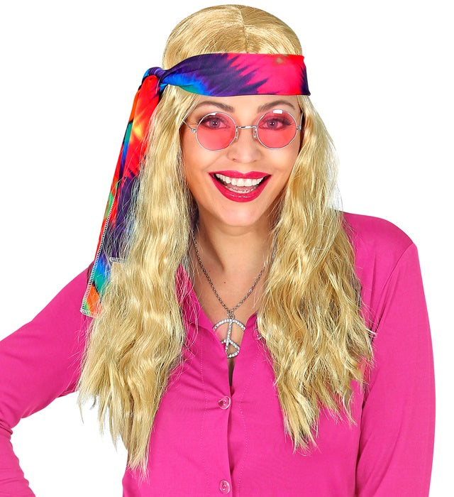Blonde Hippieperücke mit farbigem Batik Stirnband auf weissem Hintergrund