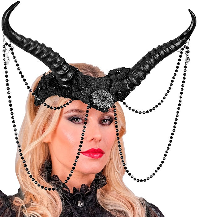Schwarze Hörner Kopfschmuck auf schwarzem Hintergrund