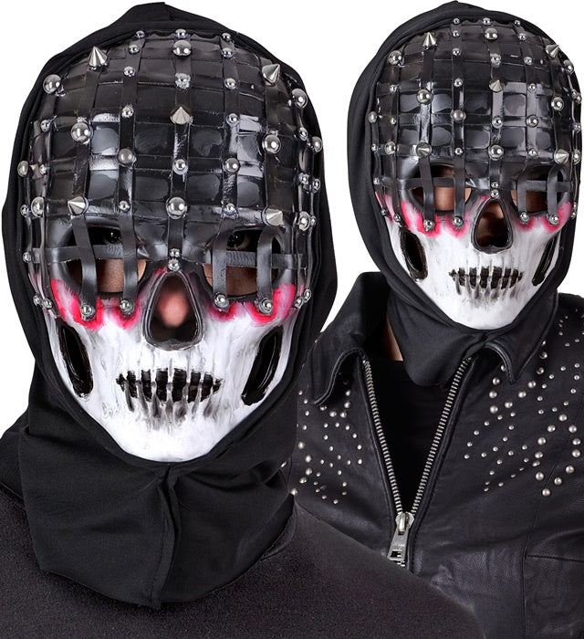 Maske Lebende Tote mit schwarzer Kapuze und silbernen Nieten