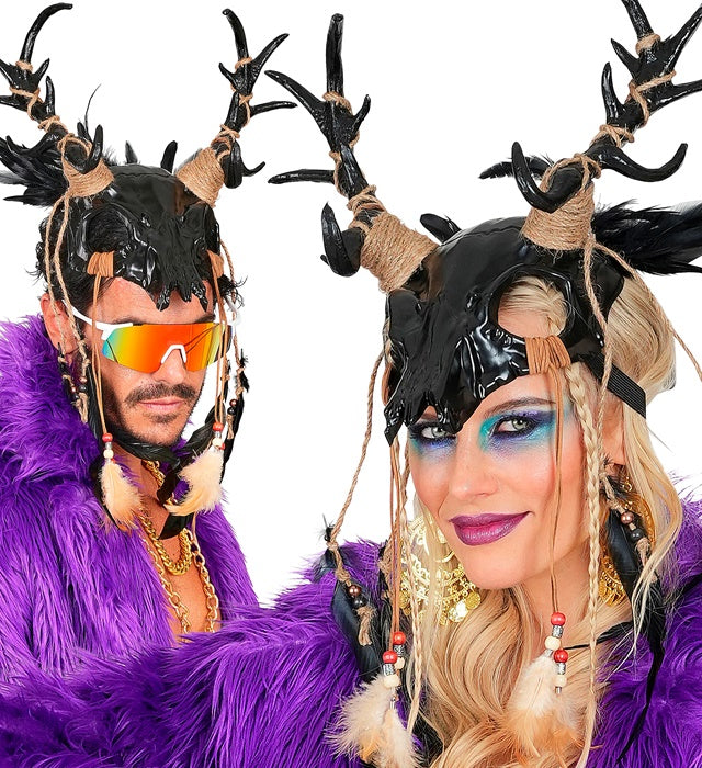 Bullenschädel Schamanenkopf Maske mit schwarzen Federn auf weißem Hintergrund