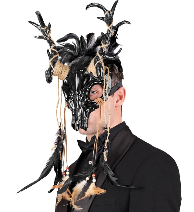 Bullenschädel Schamanenkopf Maske mit schwarzen Federn auf weißem Hintergrund
