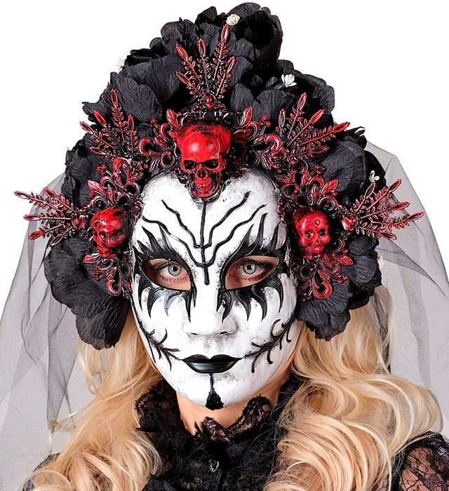 Königin der Toten Maske mit schwarzen Rosen und Schleier auf weißem Hintergrund