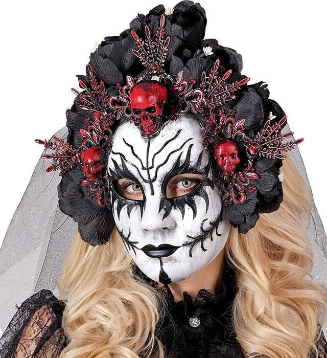 Königin der Toten Maske mit schwarzen Rosen und Schleier auf weißem Hintergrund