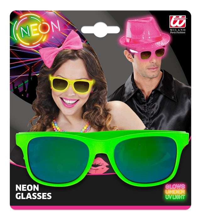 Neon-grüne 80er Jahre Brille mit Revo-Gläsern auf weissem Hintergrund