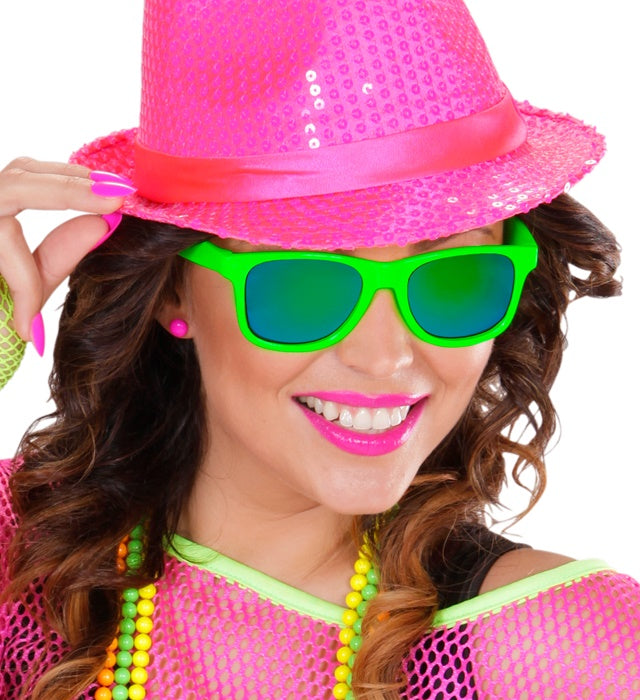 Neon-grüne 80er Jahre Brille mit Revo-Gläsern auf weissem Hintergrund