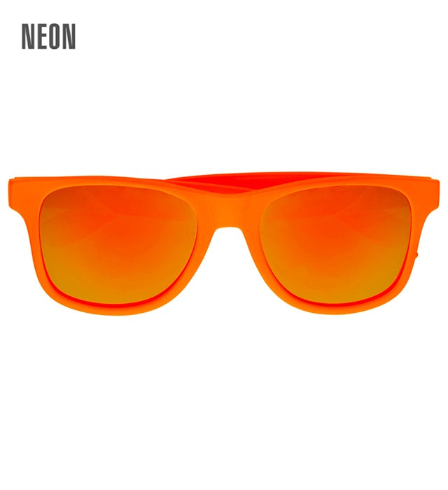 Neon orange 80er Jahre Brille mit spiegelnden Revo-Gläsern auf weißem Hintergrund