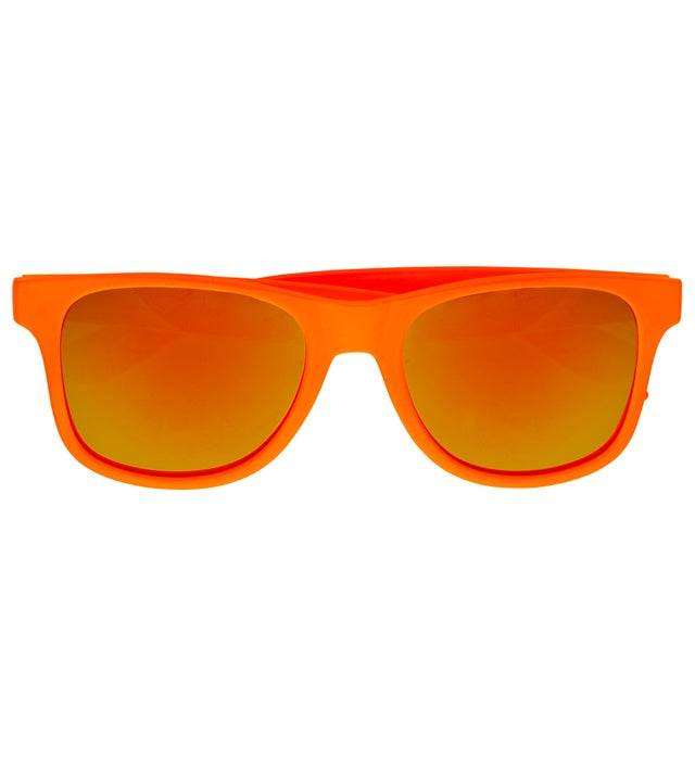 Neon orange 80er Jahre Brille mit spiegelnden Revo-Gläsern auf weißem Hintergrund