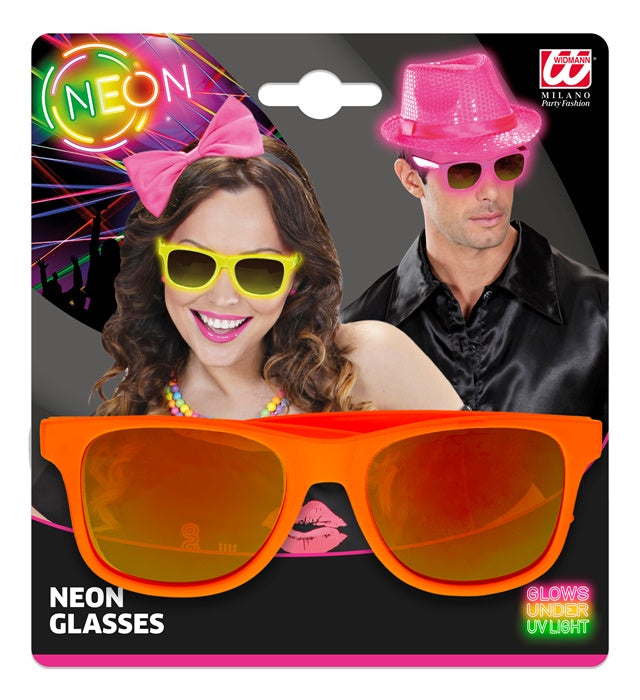 Neon orange 80er Jahre Brille mit spiegelnden Revo-Gläsern auf weißem Hintergrund