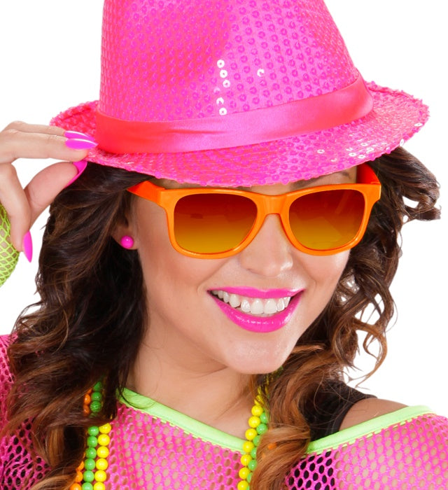 Neon orange 80er Jahre Brille mit spiegelnden Revo-Gläsern auf weißem Hintergrund