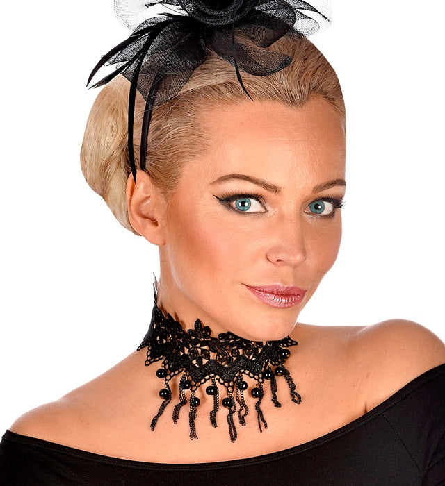Schwarzes Halsband mit Perlen und feinen Ketten als Accessoire für Halloween und Fasnacht