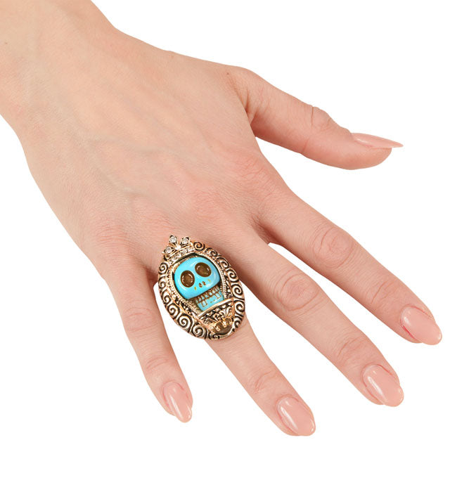 Goldener Ring mit hellblauem Totenkopf und funkelnden Strasssteinen