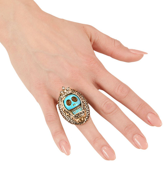 Goldener Ring mit hellblauem Totenkopf und funkelnden Strasssteinen