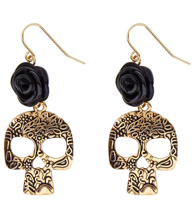Ohrstecker mit schwarzer Rose und goldenem Totenkopf auf weißem Hintergrund