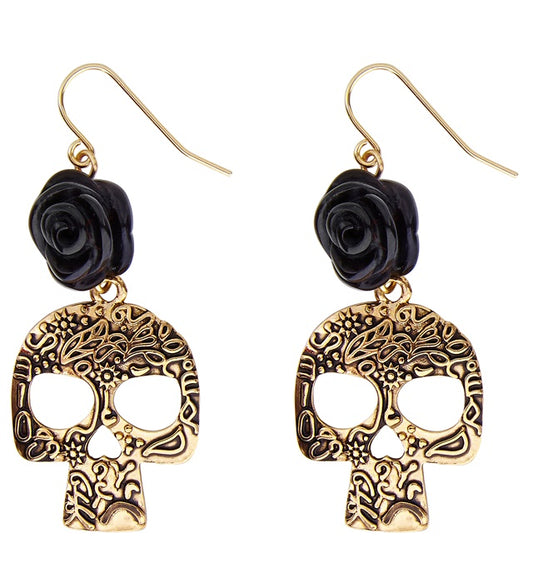 Ohrstecker mit schwarzer Rose und goldenem Totenkopf auf weißem Hintergrund