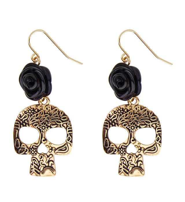 Ohrstecker mit schwarzer Rose und goldenem Totenkopf auf weißem Hintergrund