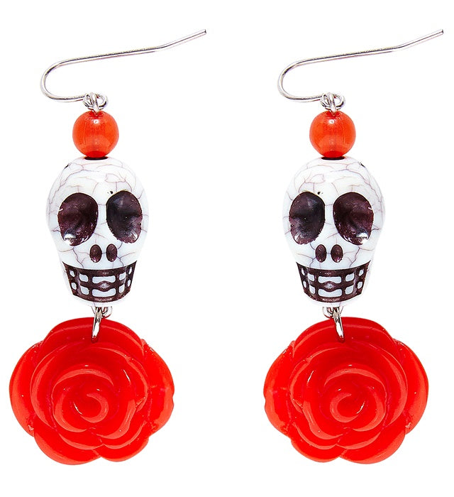 Ohrringe mit weißem Totenkopf und roter Rose auf schwarzem Hintergrund
