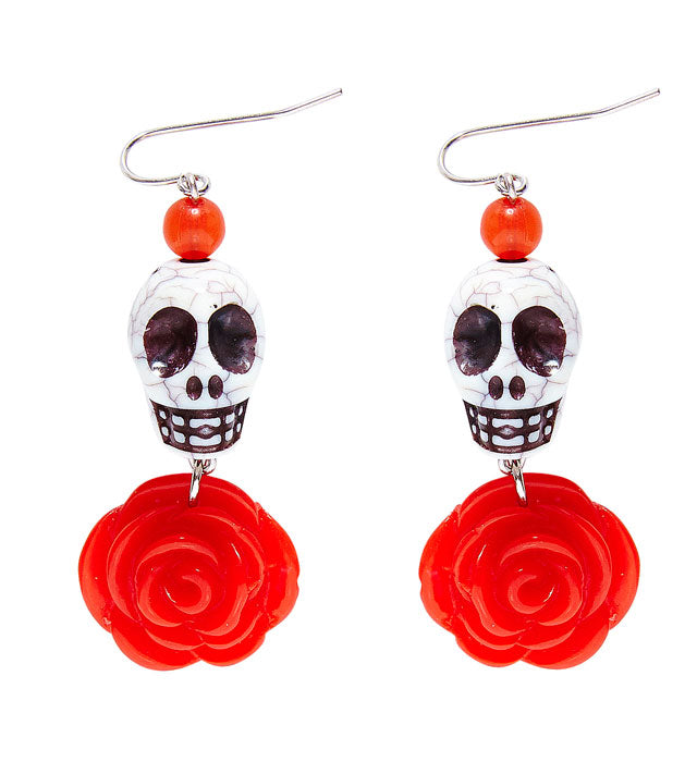Ohrringe mit weißem Totenkopf und roter Rose auf schwarzem Hintergrund