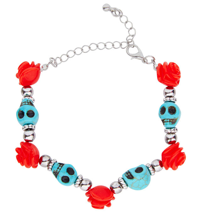 Armband mit roter Rose und hellblauen Totenköpfen, verziert mit Perlen