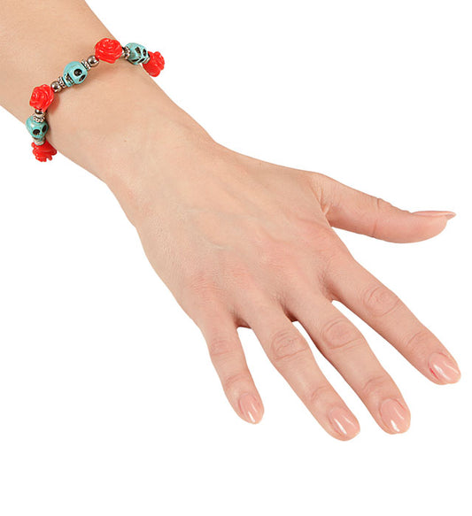 Armband mit roter Rose und hellblauen Totenköpfen, verziert mit Perlen