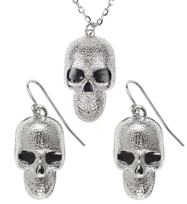 Schmuckset mit silberner Totenkopf Kette und Ohrringen vor dunklem Hintergrund