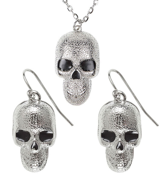 Schmuckset mit silberner Totenkopf Kette und Ohrringen vor dunklem Hintergrund