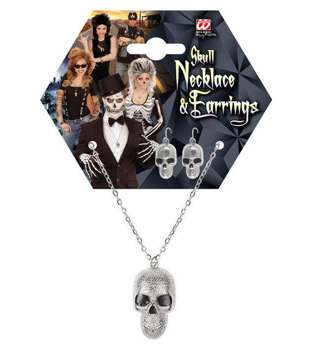 Schmuckset mit silberner Totenkopf Kette und Ohrringen vor dunklem Hintergrund