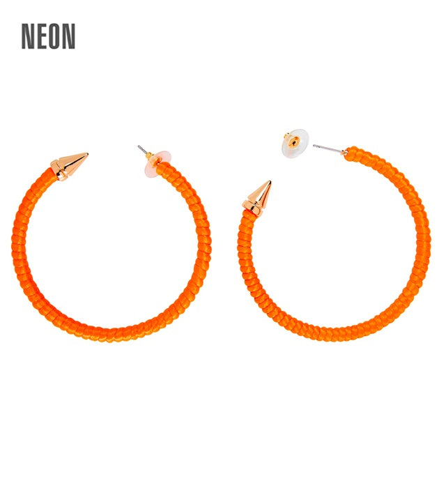 Neon-orange Ohrringe als Fasnacht-Accessoire