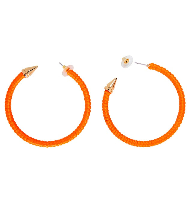 Neon-orange Ohrringe als Fasnacht-Accessoire