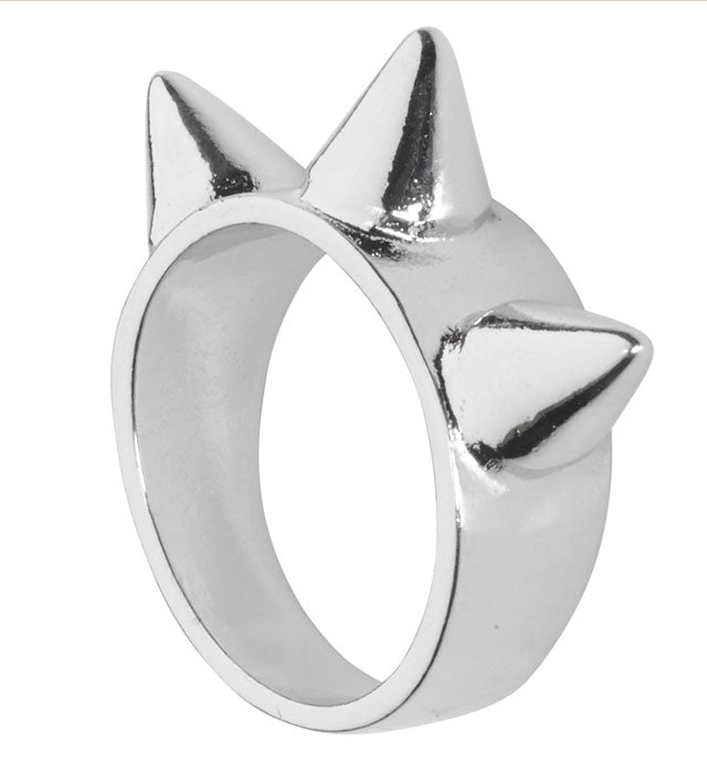 Silberner Ring mit drei spitzen Details auf weißem Hintergrund