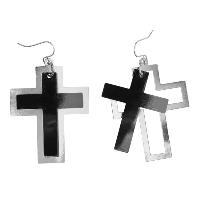 Schwarz-silberne Kreuz-Ohrstecker auf weissem Hintergrund