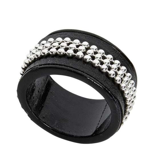 Schwarzer Spike-Ring mit spitzen Details als Fasnacht-Accessoire