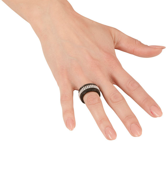 Schwarzer Spike-Ring mit spitzen Details als Fasnacht-Accessoire