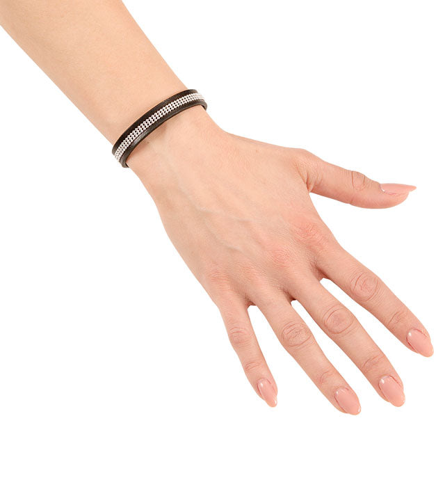 Schwarzes Lederarmband mit Metallspikes als Accessoire für Fasnacht und Karneval