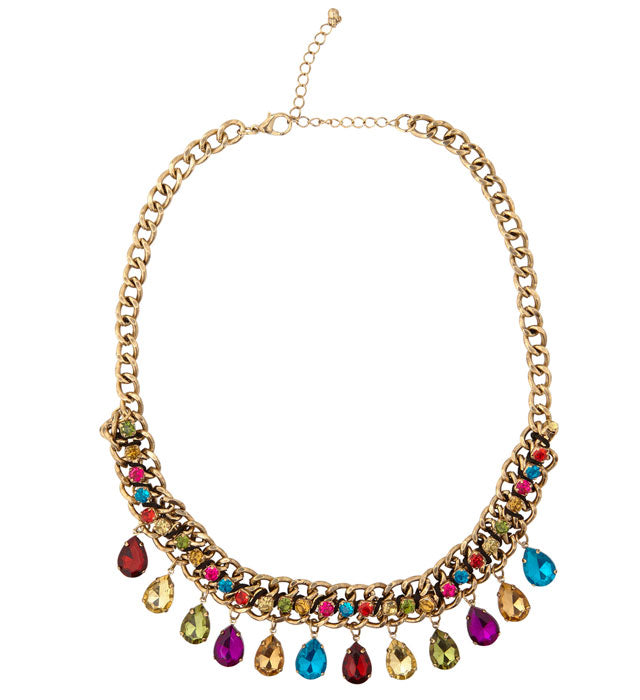 Goldene Kette mit bunten Schmucksteinen auf weißem Hintergrund