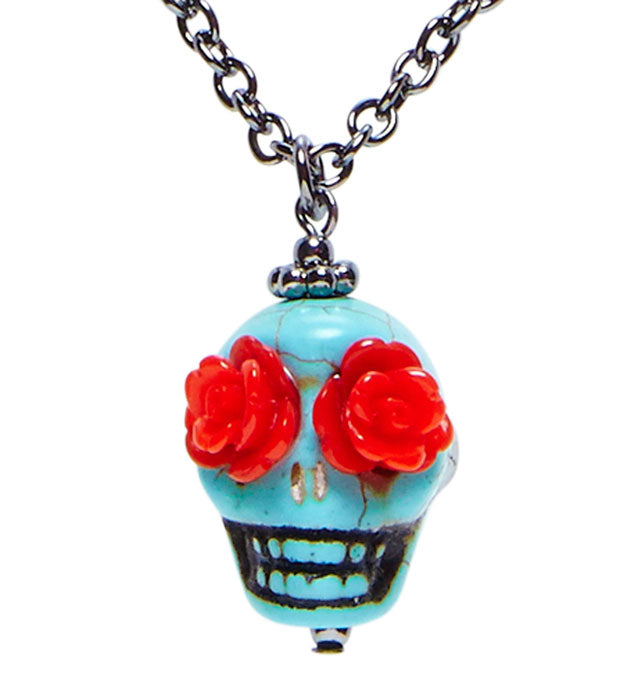 Kette mit hellblauem Totenkopf und roten Rosen als Augen