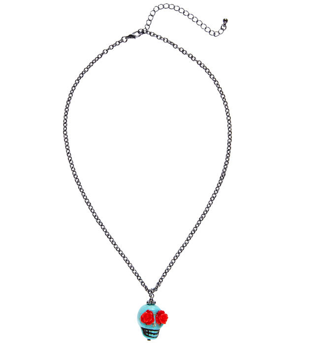 Kette mit hellblauem Totenkopf und roten Rosen als Augen