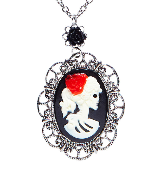 Kette mit schwarzer Rose und Totenkopf-Kamee als Halloween-Accessoire
