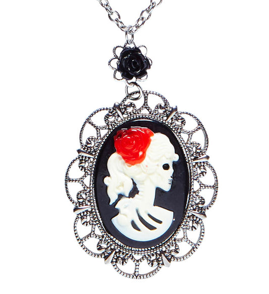 Kette mit schwarzer Rose und Totenkopf-Kamee als Halloween-Accessoire