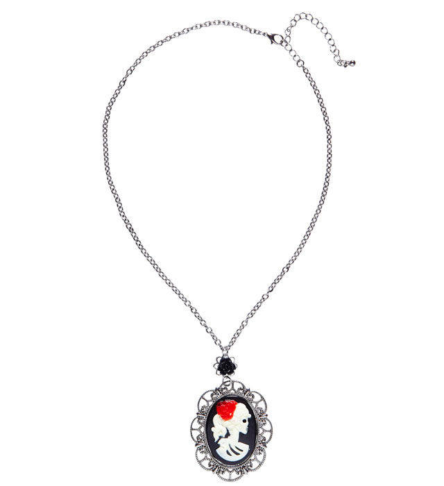 Kette mit schwarzer Rose und Totenkopf-Kamee als Halloween-Accessoire